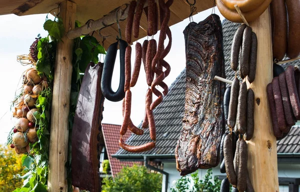 Carne ahumada en el pueblo para las fiestas. Alemán Fotos De Stock Sin Royalties Gratis