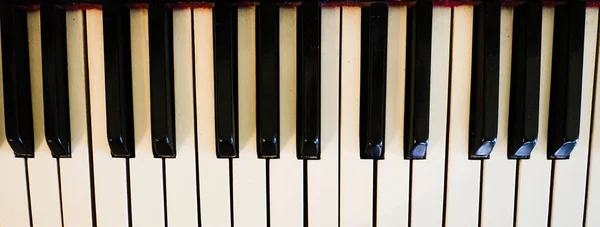 Teclado de piano, ver teclas en blanco y negro, la estructura antigua de madera . — Foto de Stock