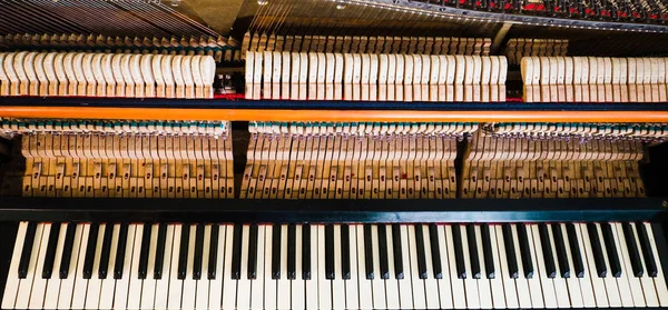 Imagen de primer plano del interior del piano de cola mostrando cuerdas y estructura — Foto de Stock