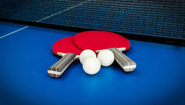 Raquetas de tenis de mesa. Vista superior de la raqueta de tenis de mesa acostado en la mesa de tenis Imagen De Stock