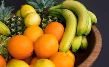 Taze meyve muz portakal limon ananas. Farklı taze meyve kümesi