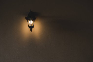 Karanlığın içinde bir duvar aplik lamba