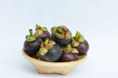 Beyaz arka planda mangosteen