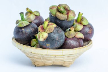 Beyaz arka planda mangosteen