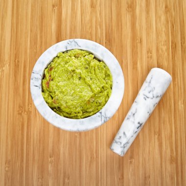 Beyaz ve gri mermer harç ve havaneli, avokado ve guacomole