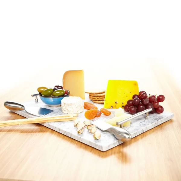 Marmor Servierteller Mit Käse Und Cracker — Stockfoto