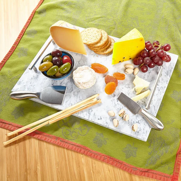 Marmor Servierteller Mit Käse Und Cracker — Stockfoto