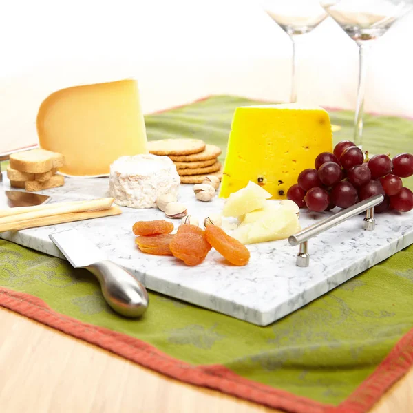 Käsetablett Aus Grauem Marmor Mit Käse Cracker Obst Oliven Trauben — Stockfoto