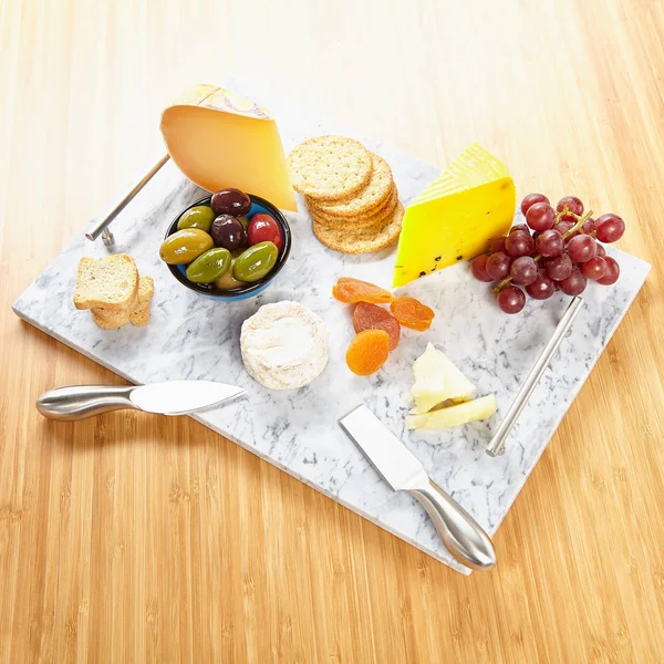 Käsetablett Aus Grauem Marmor Mit Käse Cracker Obst Oliven Trauben — Stockfoto