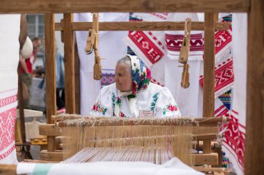 Belarus büyükanne bir havlu örgüleri