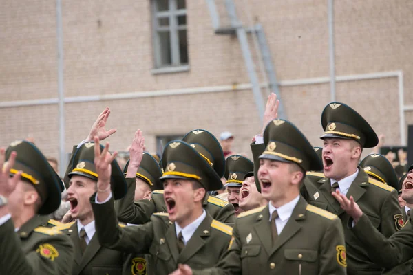 Graduation des officiers de l'Académie militaire de la République du Bélarus — Photo