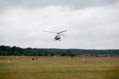 Mı-2 helikopter yarışmalar programı gerçekleştirir