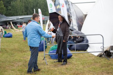 Adam kötü hava ile başa çıkmak çalışır