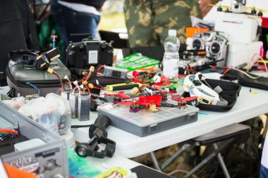 Uçak modelleri başlamadan önce hazırlanır