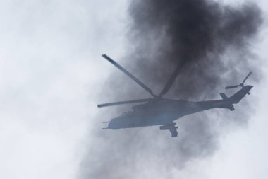 Mi-24 helikopter görevi. Beyaz Rusya gösteri performansları silahlı kuvvetlerinin 100 yıldönümü. 24 Şubat 2018 tarihi ve kültür sitesi 