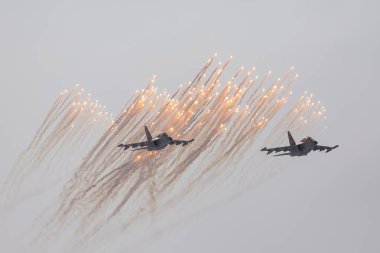 Uçaklar Su-25 Belarus Hava Kuvvetleri uçuş. Beyaz Rusya gösteri performansları silahlı kuvvetlerinin 100 yıldönümü. 24 Şubat 2018 tarihi ve kültür sitesi 