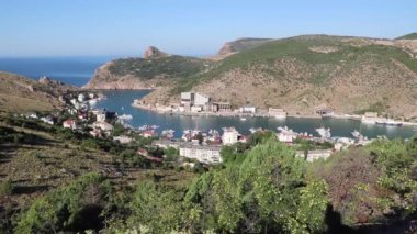 Bir tatil beldesi dağlarda bir deniz yatların defne