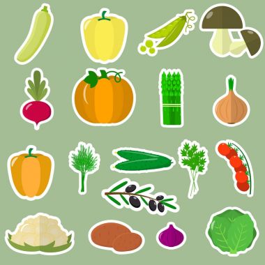 Taze sebze yeşil bir arka plan üzerinde beyaz Darbedeki kümesi.