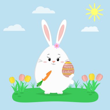 Paskalya tavşanı duruyor ve kırmızı bir Paskalya yortusu yumurta ve havuç düzenliyor. Glade ile lale, gökyüzü.