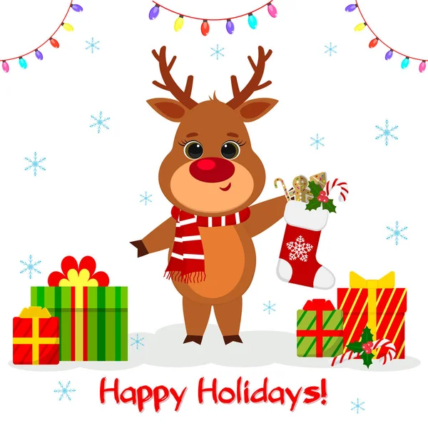 Postal Feliz Navidad y Feliz Año Nuevo 2020. Lindo reno en una bufanda sostiene un calcetín con dulces sobre un fondo de copos de nieve, una guirnalda y una caja con regalos. Estilo de dibujos animados, Vector — Vector de stock