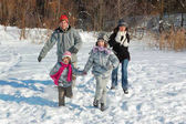 Šťastná rodina v zimě baví s sněhu venku na víkend