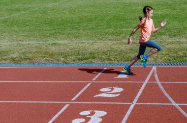 Çocuklar spor, stadyum parça, eğitim ve fitness kavramı üzerinde çalışan çocuk