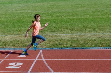 Çocuklar spor, stadyum parça, eğitim ve fitness kavramı üzerinde çalışan çocuk