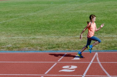 Çocuklar spor, stadyum parça, eğitim ve fitness kavramı üzerinde çalışan çocuk