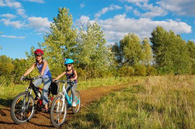 Aile Bisiklet açık havada, etkin anne ve Bisiklete binme çocuk, fitness ve sağlıklı yaşam konsepti