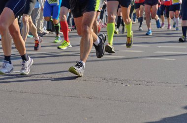 Maraton koşu yarışı, ayaklar yolda, spor, fitness ve sağlıklı yaşam tarzı konsepti