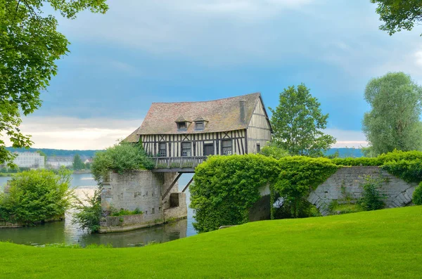 Старий млин будинок на мосту, річку Сену Вернон, Нормандія, Франція — стокове фото