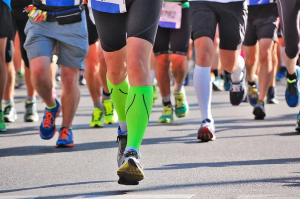 Maratón carrera, corredores pies en la carretera, deporte, fitness y el concepto de estilo de vida saludable — Foto de Stock