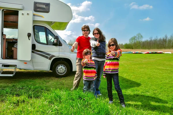 Vacaciones familiares, caravana RV viajar con niños, padres felices con niños en viaje de vacaciones en autocaravana —  Fotos de Stock
