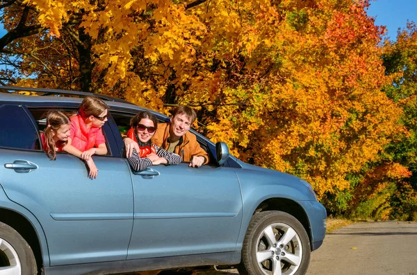 Familj reser i bilen på hösten semester, glada föräldrar och barn har roligt i resa, försäkring koncept — Stockfoto