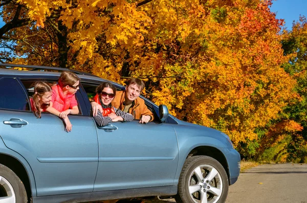 Familienreise im Auto in den Herbstferien, glückliche Eltern und Kinder haben Spaß bei der Reise, Versicherungskonzept — Stockfoto