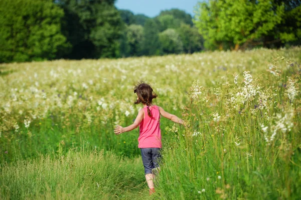 Niño en el prado verde de primavera, niño corriendo y divirtiéndose al aire libre —  Fotos de Stock