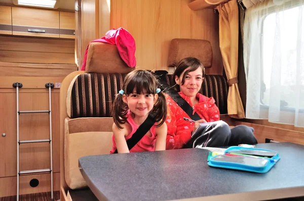Οικογενειακές διακοπές ταξίδι Rv, ευτυχής χαμογελαστά παιδιά ταξιδεύουν με τροχόσπιτο, παιδιά στο εσωτερικό αυτοκινούμενο — Φωτογραφία Αρχείου