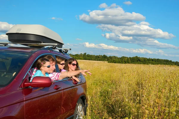 Auto familiare viaggiare in vacanza, genitori felici e bambini si divertono, concetto di assicurazione — Foto Stock