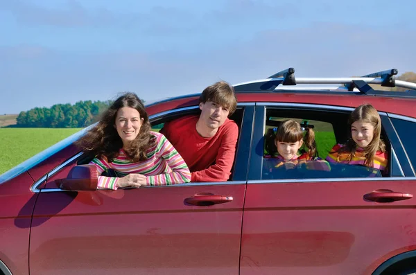 Viaje en coche familiar de vacaciones, padres felices y niños se divierten, concepto de seguro —  Fotos de Stock