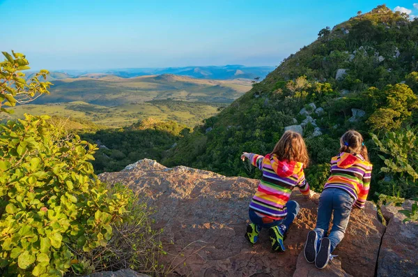 Viajes en familia con niños, niños mirando desde el mirador de la montaña, vacaciones en Sudáfrica — Foto de Stock