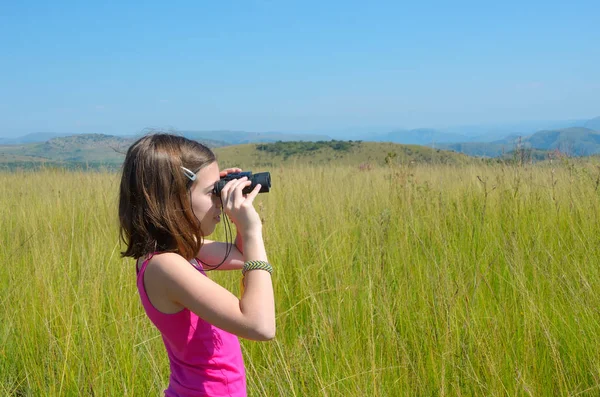 Kind op safari reizen in Afrika, meisje op zoek naar de savannah met verrekijker — Stockfoto