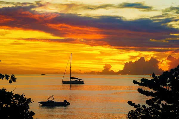 Pôr do sol no mar e silhueta de iate à vela com bela paisagem do Caribe, ilha de Santa Lúcia — Fotografia de Stock