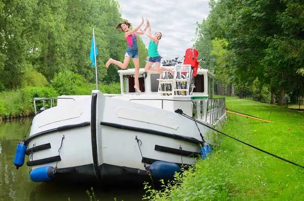 Οικογενειακές διακοπές, ταξίδια σε φορτηγίδα βάρκα στο κανάλι, ευτυχείς γονείς με παιδιά να διασκεδάζουν σε ποταμού κρουαζιέρα ταξίδι σε πλωτό σπίτι — Φωτογραφία Αρχείου