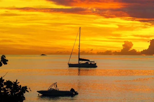 Tramonto in mare e barca a vela silhouette con bellissimo paesaggio dei Caraibi, isola di Santa Lucia — Foto Stock