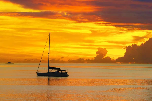 Zonsondergang in zee en zeilen jacht silhouet met prachtige landschap van de Caribbean, eiland van Santa Lucia — Stockfoto