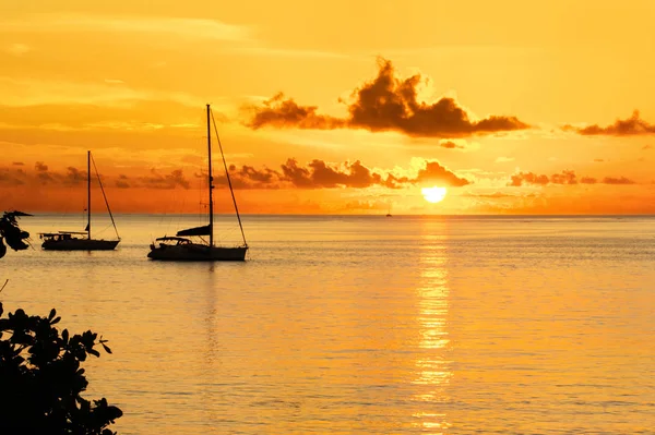 Pôr do sol no mar e silhueta de iate à vela com bela paisagem do Caribe, ilha de Santa Lúcia — Fotografia de Stock