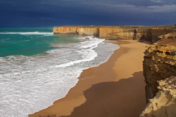 Пляж и скалы Двенадцати Апостолов в Австралии, Виктория, красивый пейзаж побережья Великой океанской дороги — стоковое фото