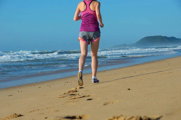 Фитнес и бег на пляже, бегунья работает на песке возле моря, здоровый образ жизни и спортивная концепция — стоковое фото