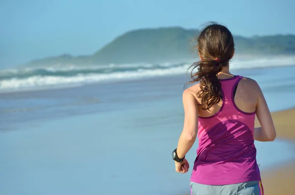 Fitness y correr en la playa, mujer corredor haciendo ejercicio en la arena cerca del mar, estilo de vida saludable y el concepto de deporte —  Fotos de Stock