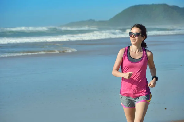 Fitness e corsa sulla spiaggia, donna corridore che lavora sulla sabbia vicino al mare, stile di vita sano e concetto di sport — Foto Stock